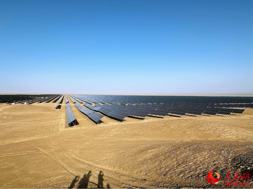 大唐十四師昆玉100萬(wàn)千瓦光伏基地。人民網(wǎng)記者 楊睿攝