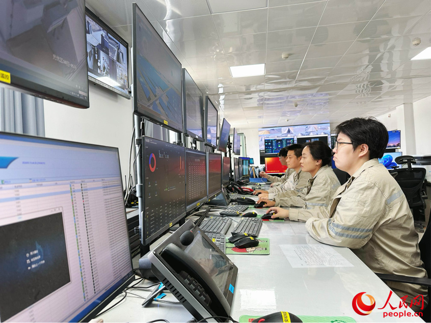 大唐昆玉光伏電站運(yùn)維人員正在工作。人民網(wǎng)記者 楊睿攝