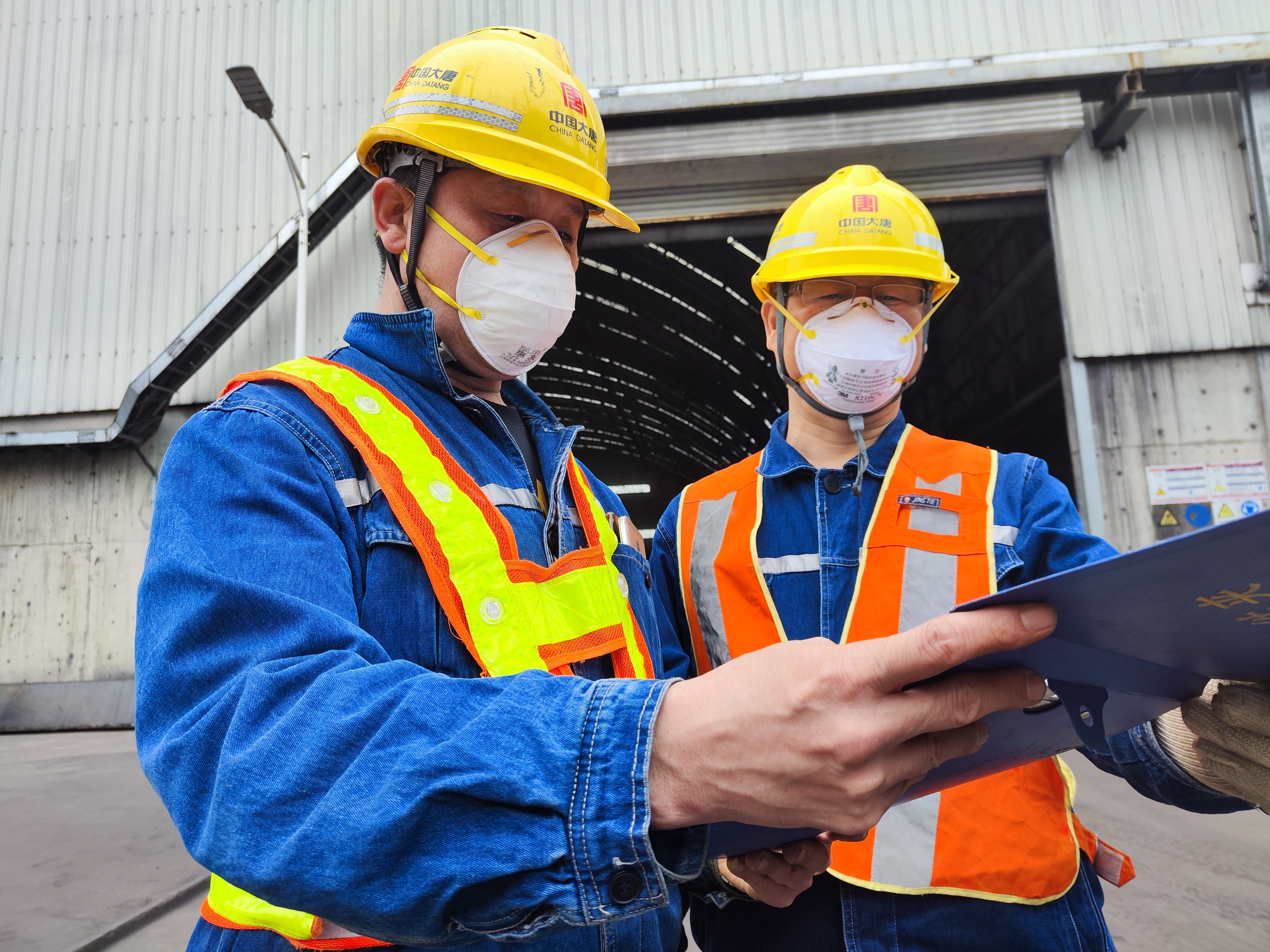 1663121254224076165.jpg 馬頭熱電分公司著力提升來煤保障力度,安排專人跟蹤燃料到場情況。.jpg