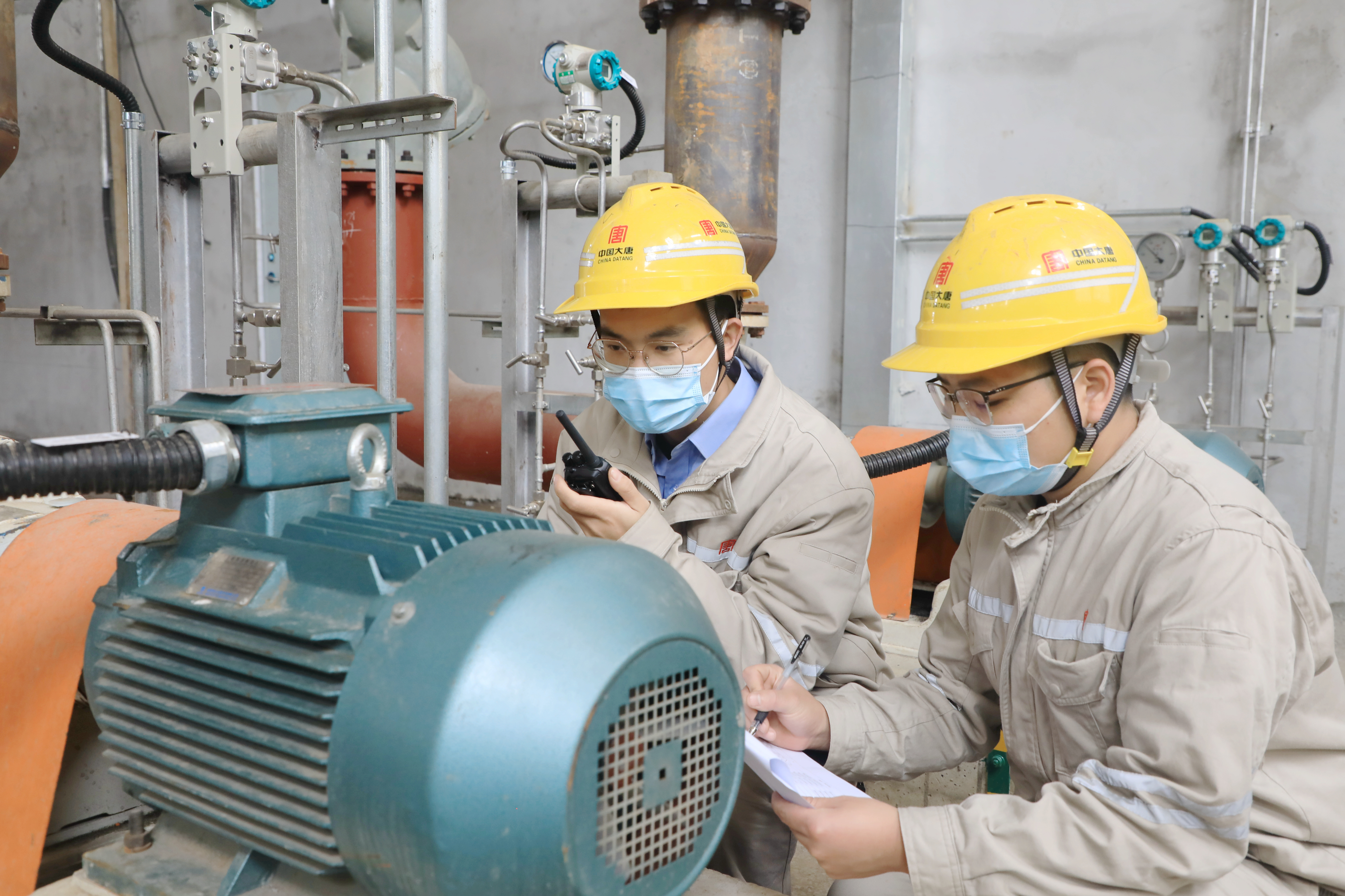 許昌龍崗發電公司運行人員加強對許昌供熱管道和相關設備巡視巡查，確保供熱系統安全可靠運行 葉劍飛.jpg