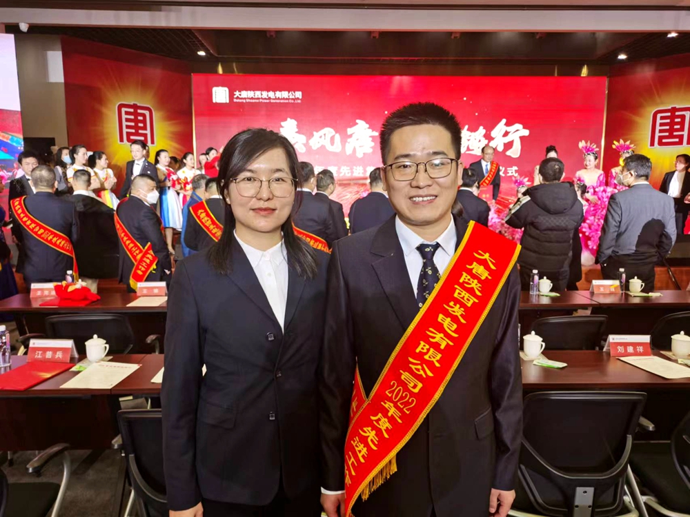4.韓城第二發(fā)電公司楚樂、李玉珍夫婦在獲獎(jiǎng)現(xiàn)場(chǎng)（曹軍科攝）.jpg