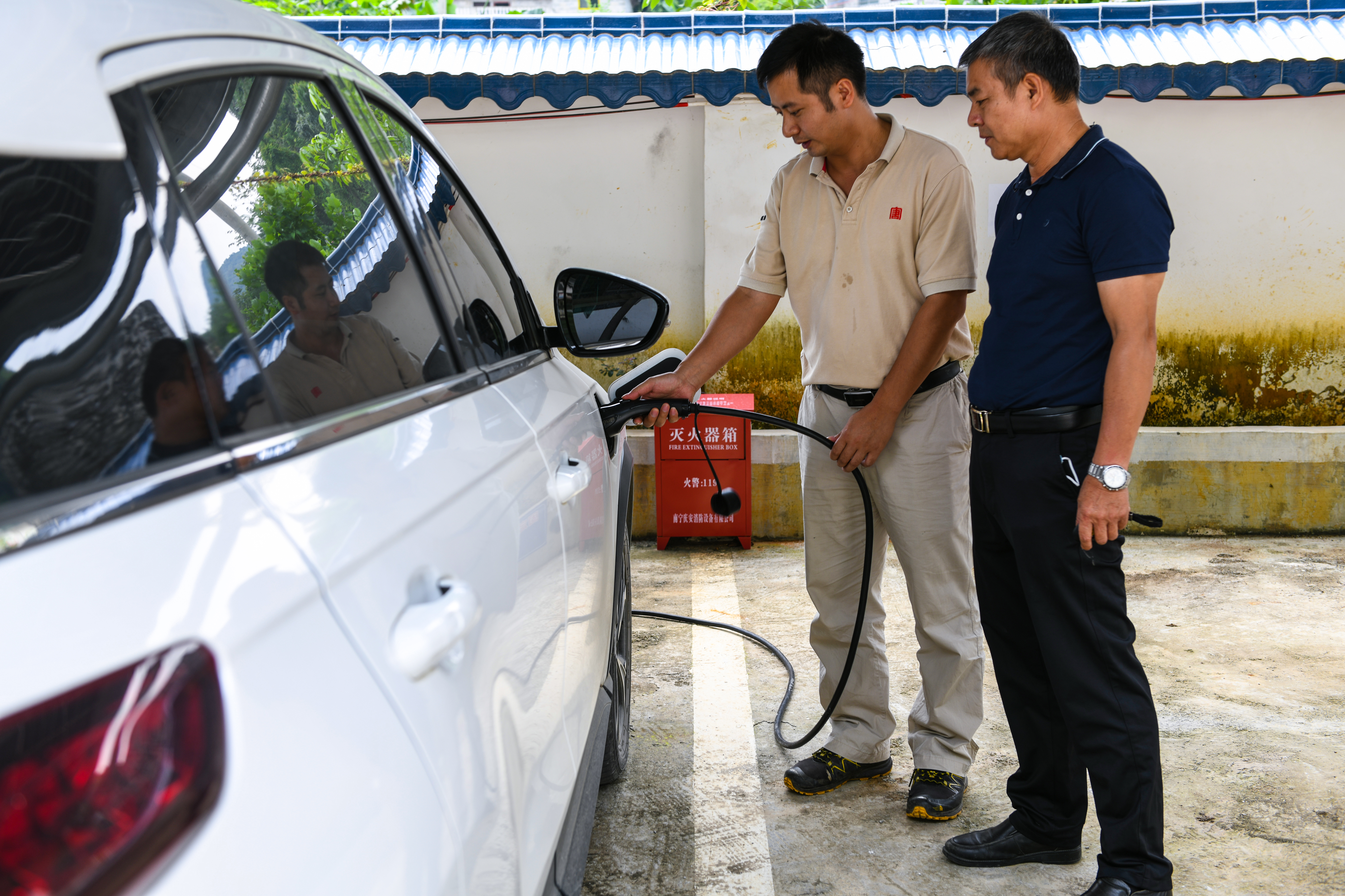 1684908963204062383.jpg 群眾正在板蘭村村部用新能源充電樁充電--李陽攝.jpg