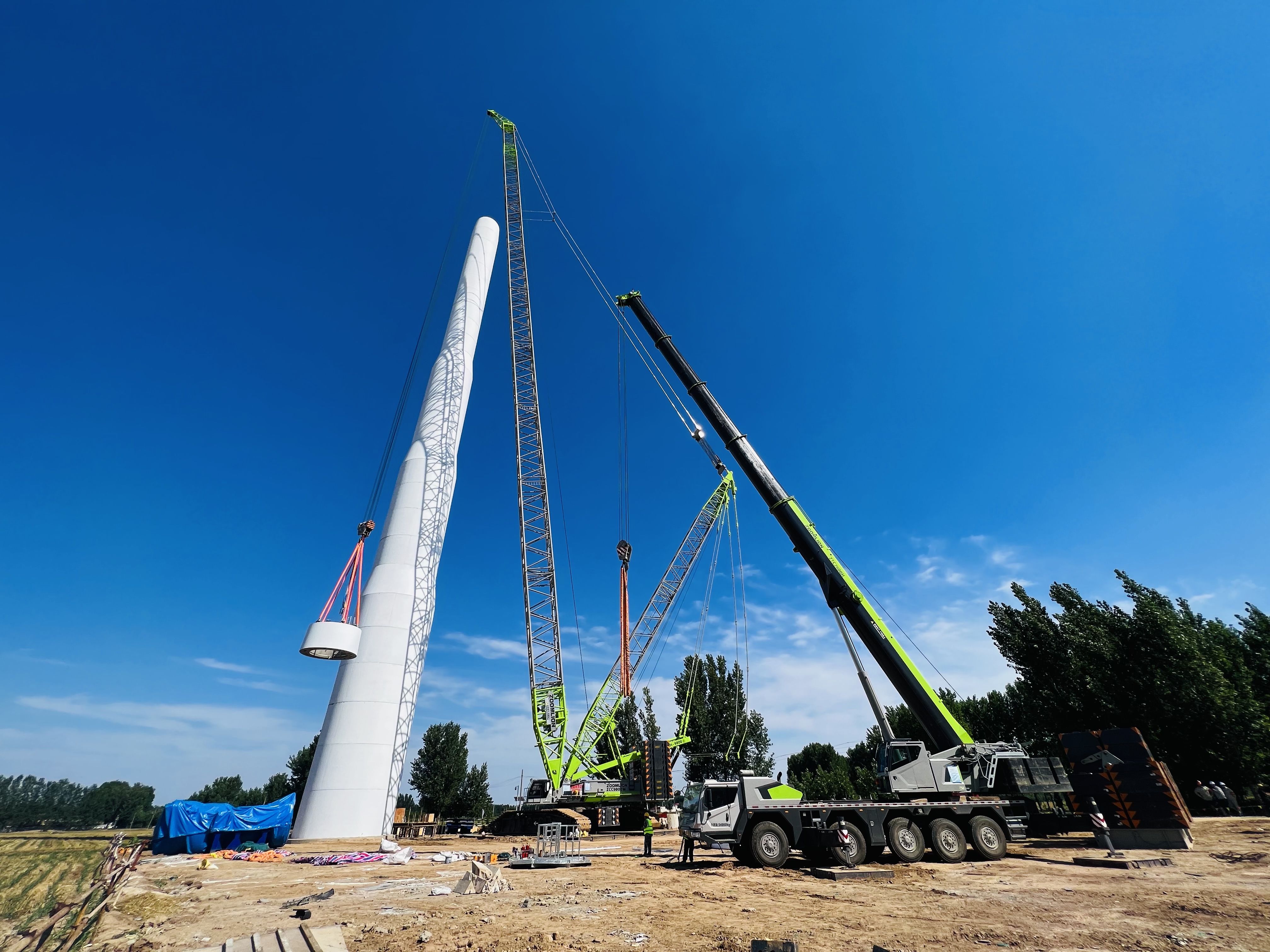 1690176279372064181.jpg 1風機混塔段最后一節起吊.jpg