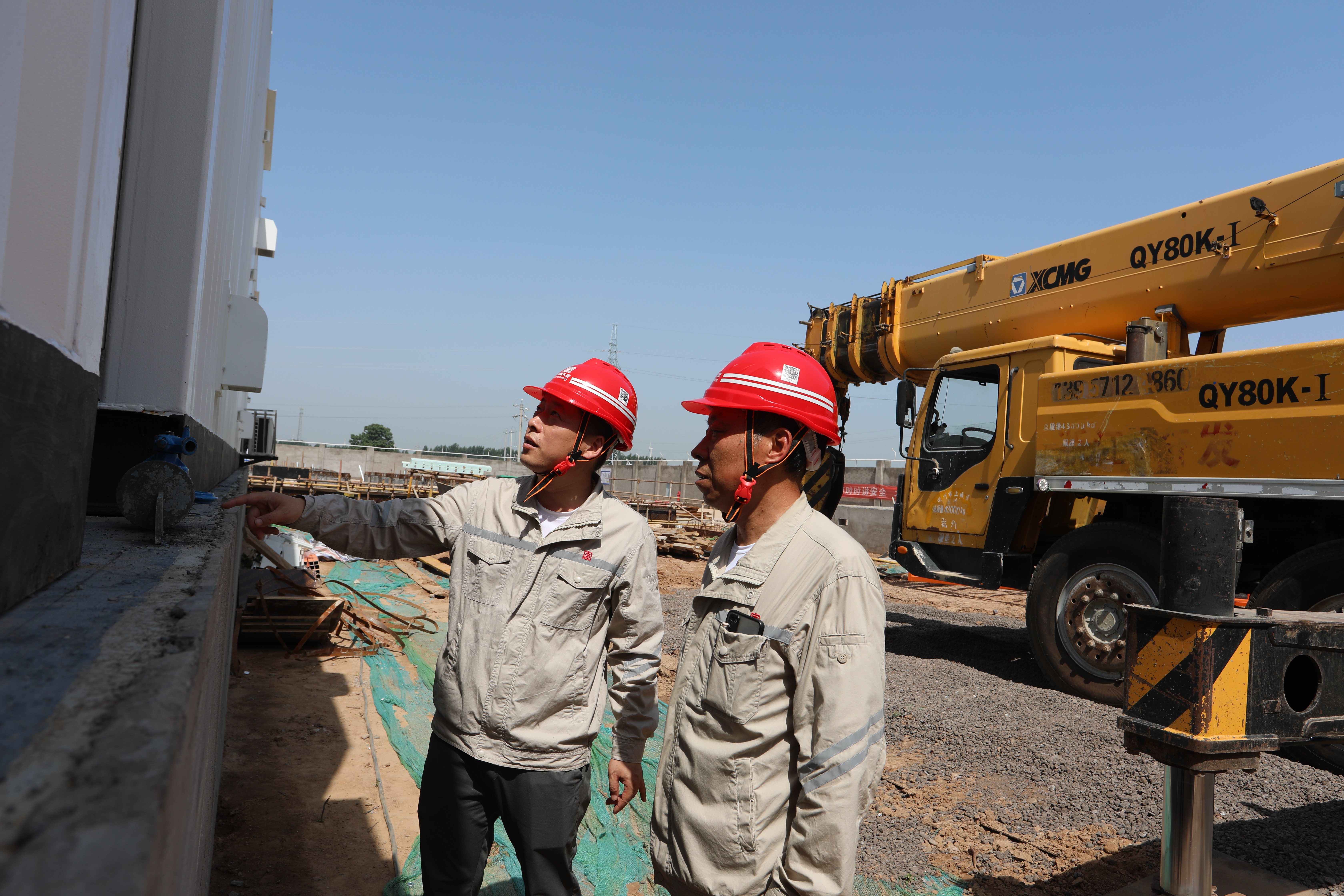 1690176582131097593.jpg 崔紅軍師傅在現場查看升壓站土建質量.jpg