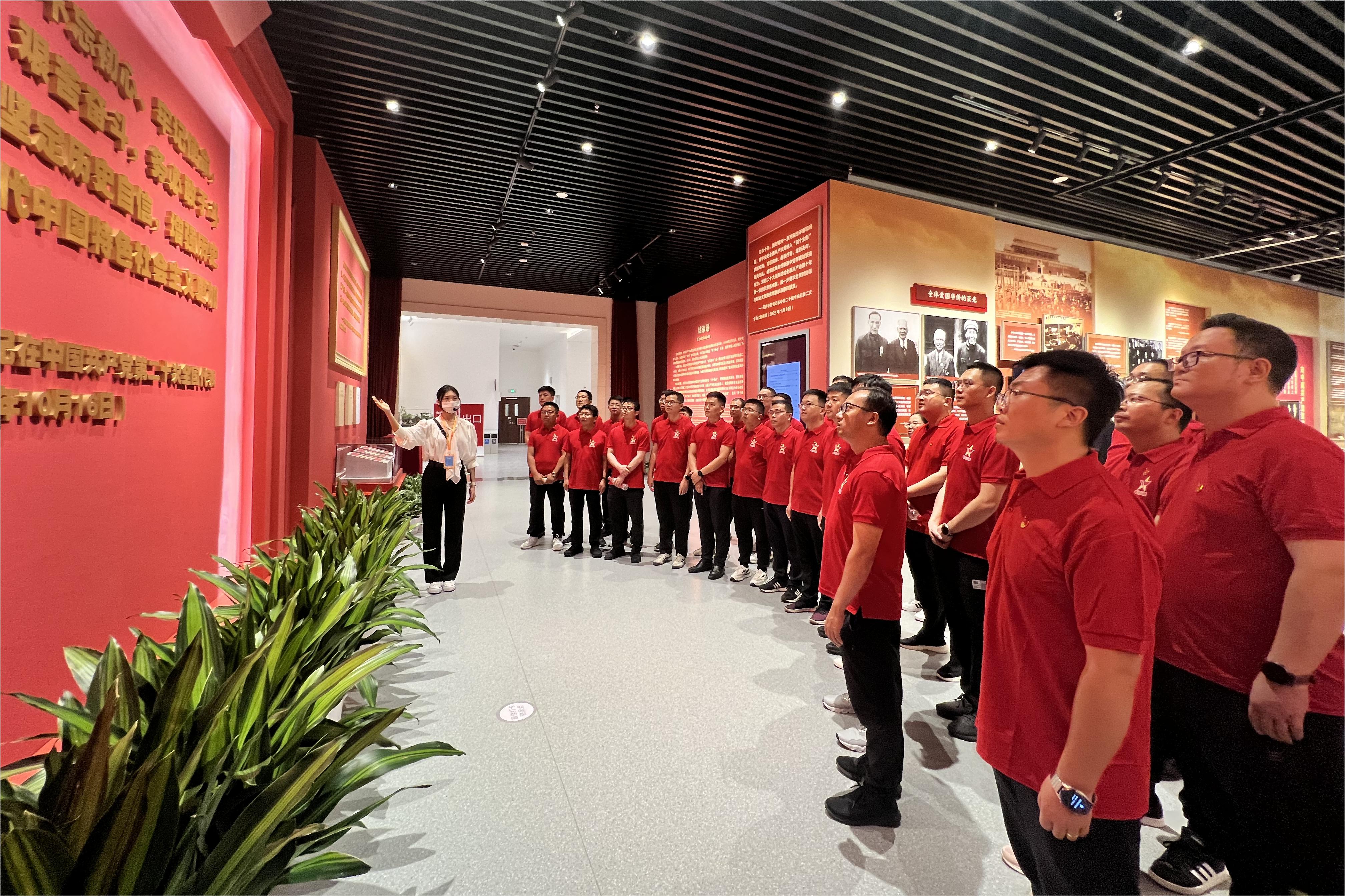 1702620207929061970.jpg 1中國大唐“青馬工程”學員到香山革命紀念館開展紅色教育.jpg