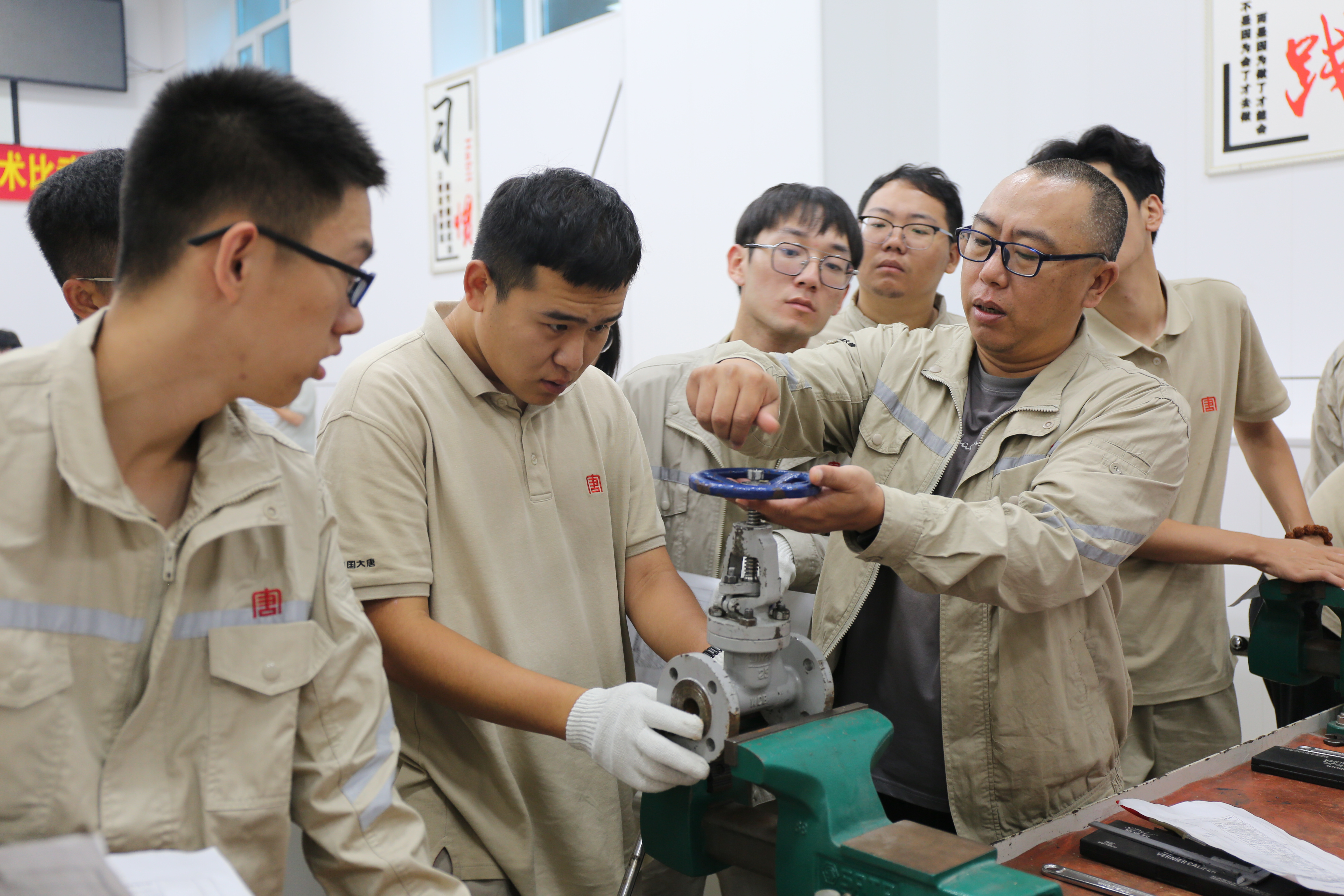 1702620245781031289.jpg 3大唐黑龍江公司新員工在老師傅的帶領下認真學習專業(yè)技能.jpg