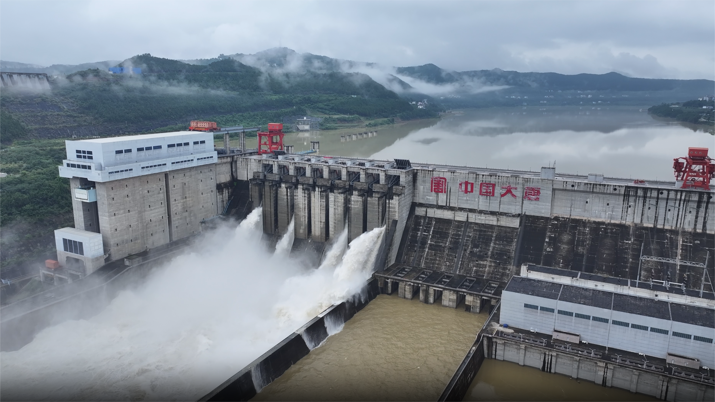 2024年7月，大唐亭子口水利樞紐泄洪場景。袁玉嬌攝 (2).png